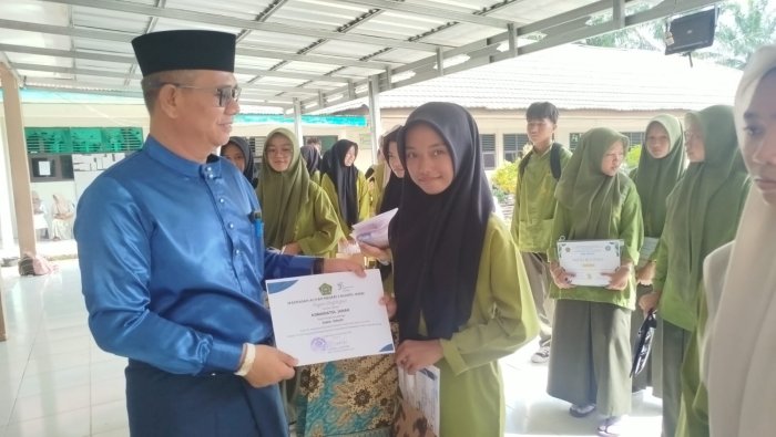 Siswi MAN 1 Muaro Jambi Raih Prestasi Akademik Konsisten Sejak Kelas X