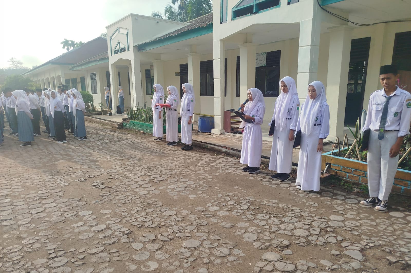 Siswa Kelas XI A Menjadi Petugas Upacara Pengibaran Bendera Siswa Kelas XI A Menjadi Petugas Upacara Pengibaran Bendera