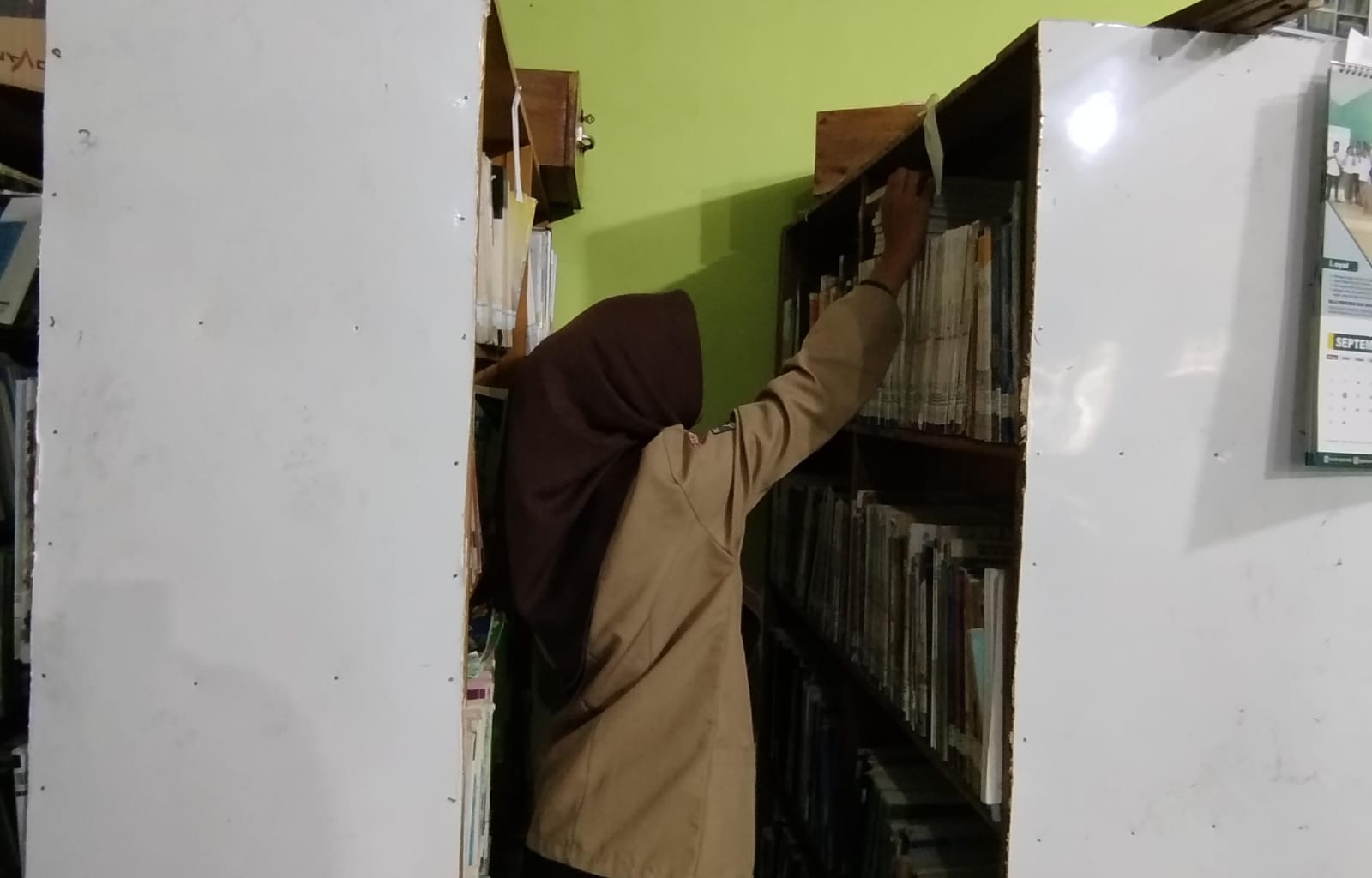 Siswa MAN 1 Muaro Jambi Manfaatkan Jam Istirahat untuk Singgah Ke Perpustakaan Siswa MAN 1 Muaro Jambi Manfaatkan Jam Istirahat untuk Singgah Ke Perpustakaan