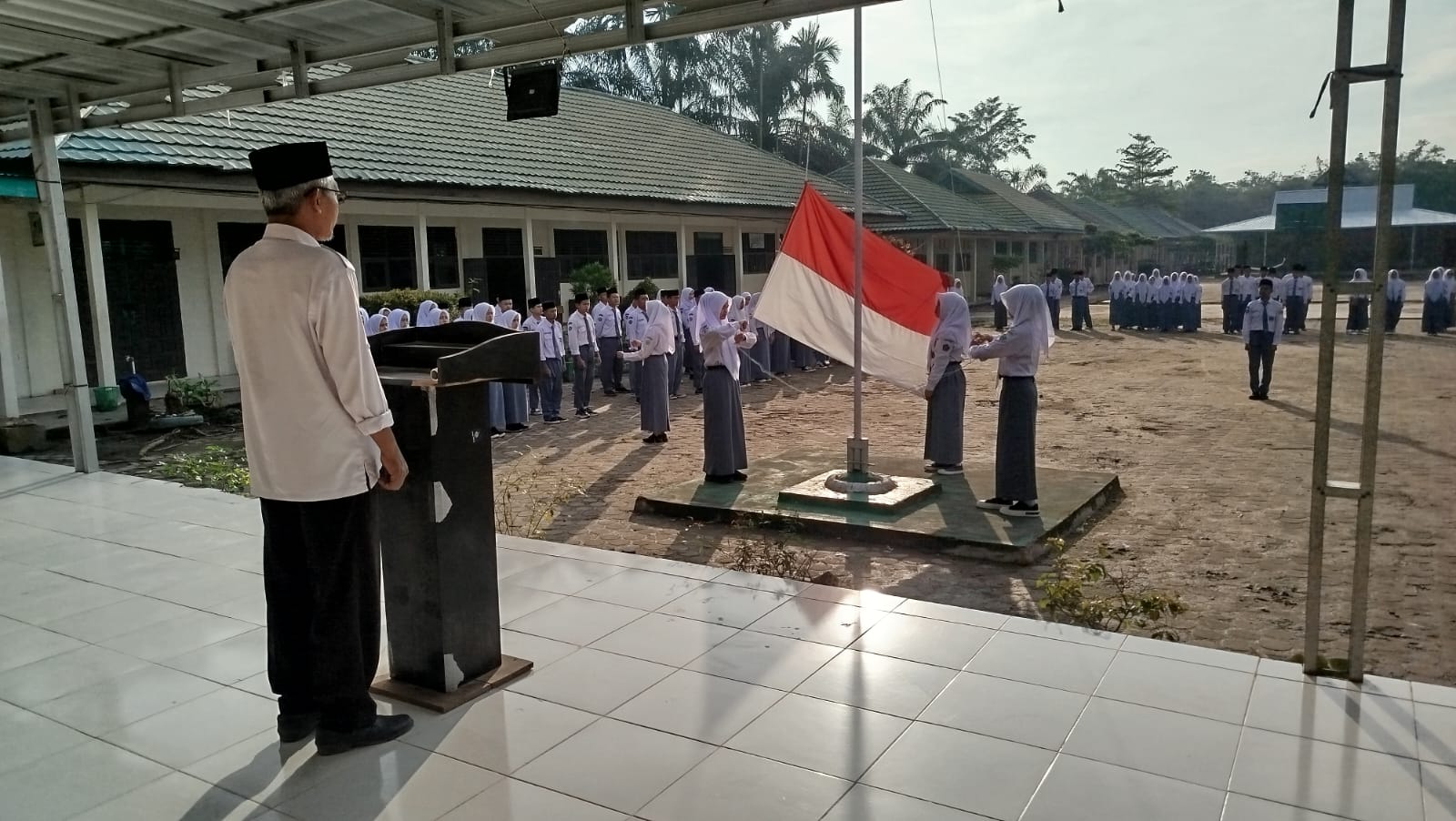 Siswa Kelas XI B Menjadi Petugas Upacara Siswa Kelas XI B Menjadi Petugas Upacara