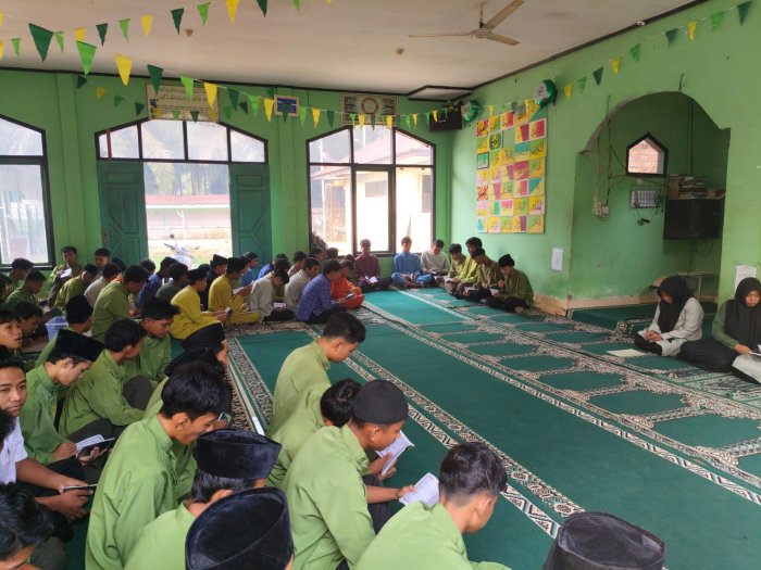 Yasinan di Mushola Assuhada, MAN 1 Muaro Jambi Tanamkan Kebiasaan Religius Sejak Dini Yasinan di Mushola Assuhada, MAN 1 Muaro Jambi Tanamkan Kebiasaan Religius Sejak Dini