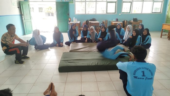 Guru PJOK MAN 1 Muaro Jambi Ajarkan Teknik Rolling untuk Tingkatkan Motorik Siswa