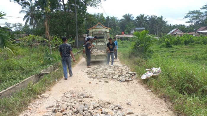Peduli Fasilitas Umum, Waka Sarpras MAN 1 Muaro Jambi Pimpin Penimbunan Jalan Menuju Madrasah Peduli Fasilitas Umum, Waka Sarpras MAN 1 Muaro Jambi Pimpin Penimbunan Jalan Menuju Madrasah