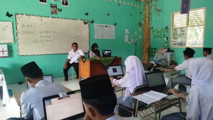 Ujian Pilihan TKA Berjalan Tertib di Ruang 1 dan 2 MAN 1 Muaro Jambi Ujian Pilihan TKA Berjalan Tertib di Ruang 1 dan 2 MAN 1 Muaro Jambi