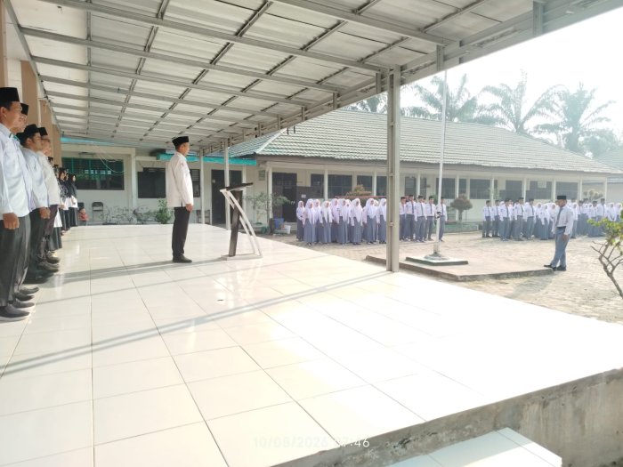 MAN 1 Muaro Jambi Ingatkan Siswa Waspada Karhutla dalam Upacara Senin MAN 1 Muaro Jambi Ingatkan Siswa Waspada Karhutla dalam Upacara Senin