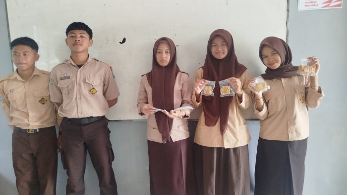 Siswa Kelas XII B Kelompok 2 MAN 1 Muaro Jambi Presentasikan Produk Wirausaha Keripik Tempe di Kelas Bahasa Indonesia