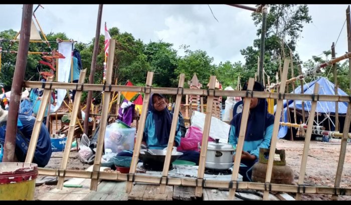 Guru MAN 1 Muaro Jambi Pantau Pendirian Tenda Peserta Perata di Bukit Cinta Kenang Guru MAN 1 Muaro Jambi Pantau Pendirian Tenda Peserta Perata di Bukit Cinta Kenang