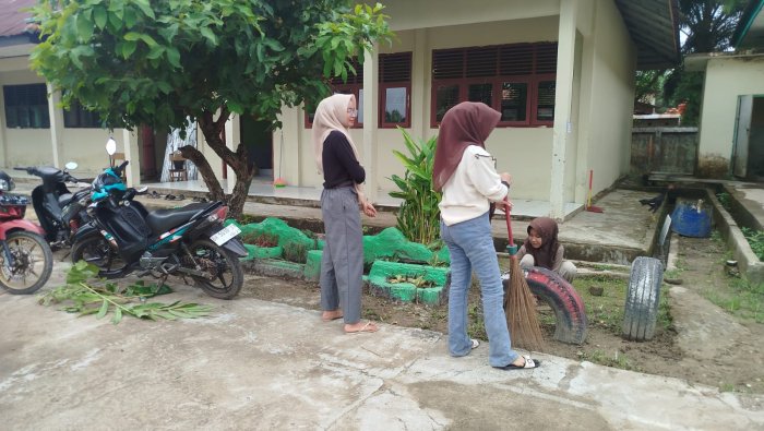 Siswa MAN 1 Muaro Jambi Wujudkan Lingkungan Bersih Lewat Piket Rutin