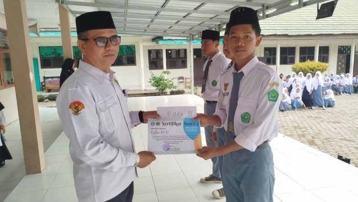 XI C Raih Juara 2 Lomba Kebersihan Kelas MAN 1 Muaro Jambi