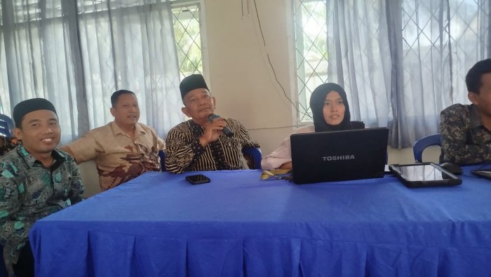Hujan Tak Halangi Semangat Guru MAN 1 Muaro Jambi Hadir ke Madrasah Hujan Tak Halangi Semangat Guru MAN 1 Muaro Jambi Hadir ke Madrasah