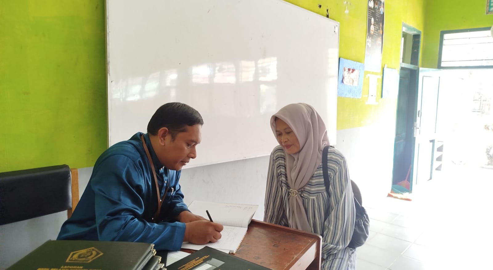 MAN 1 Muaro Jambi : Wali Kelas Bagikan Rapor Kepada Orang Tua Siswa 