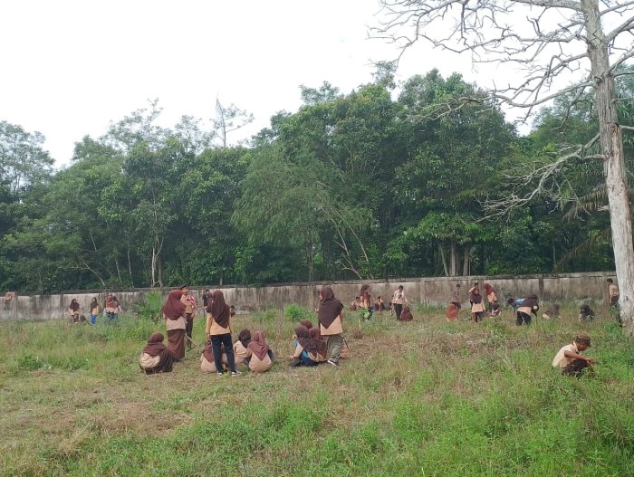 Jaga Kebersihan Bumi Perkemahan, Pembina Pramuka MAN 1 Muaro Jambi Tegaskan Disiplin Piket
