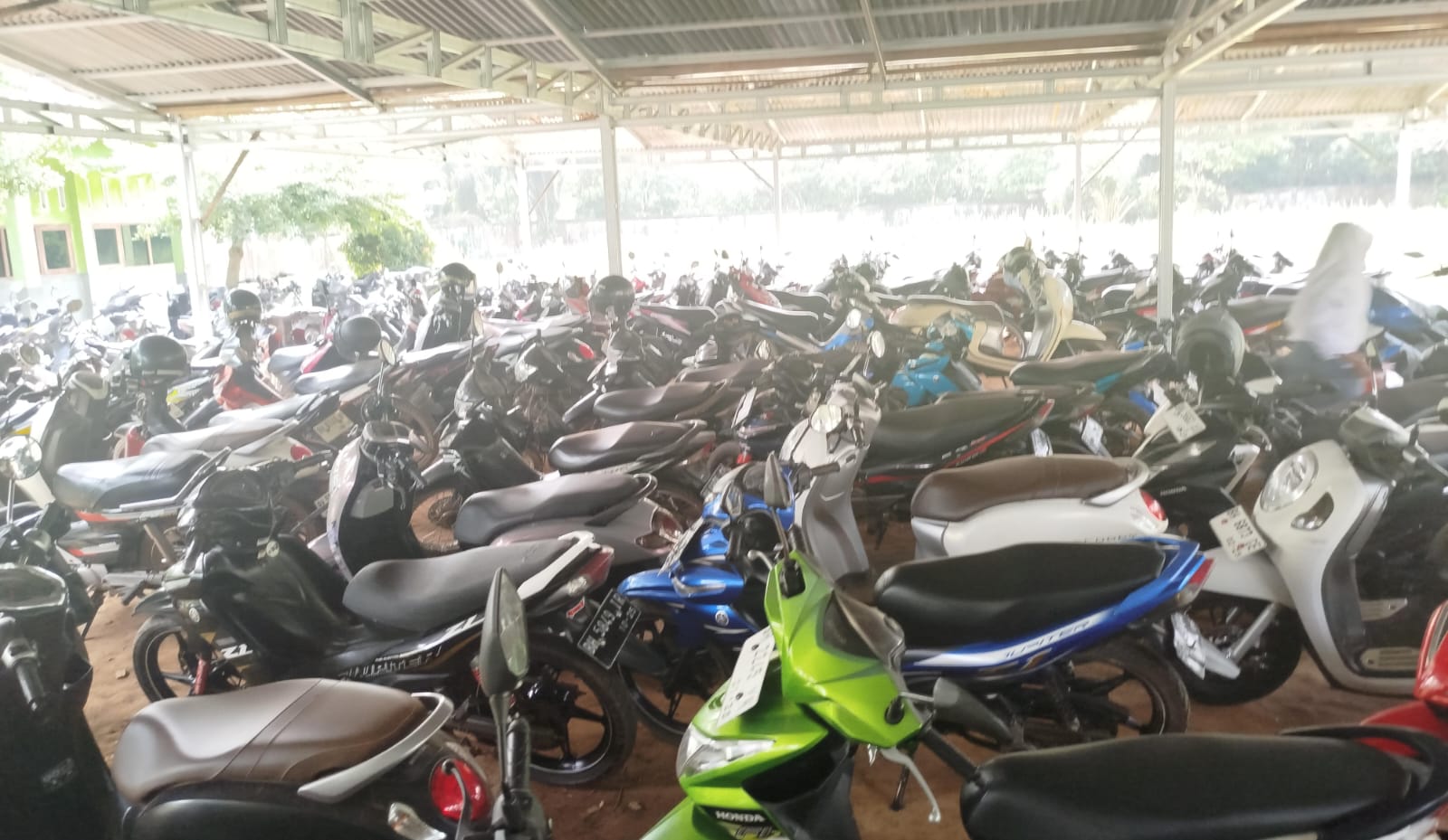 Parkiran MAN 1 Muaro Jambi Mulai Penuh Kendaraan