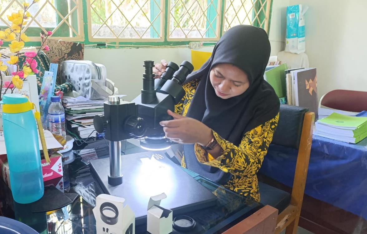 Guru Biologi Cek Mikroskop sebelum Digunakan untuk Praktik