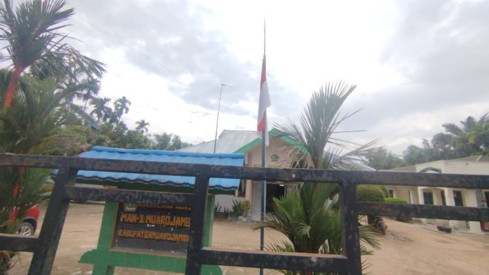 MAN 1 Muaro Jambi Kibarkan Bendera Setengah Tiang Peringati G30S/PKI