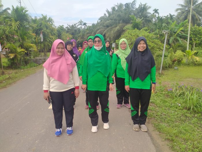 Jumat Sehat, Guru MAN 1 Muaro Jambi Jalan Santai Penuh Semangat