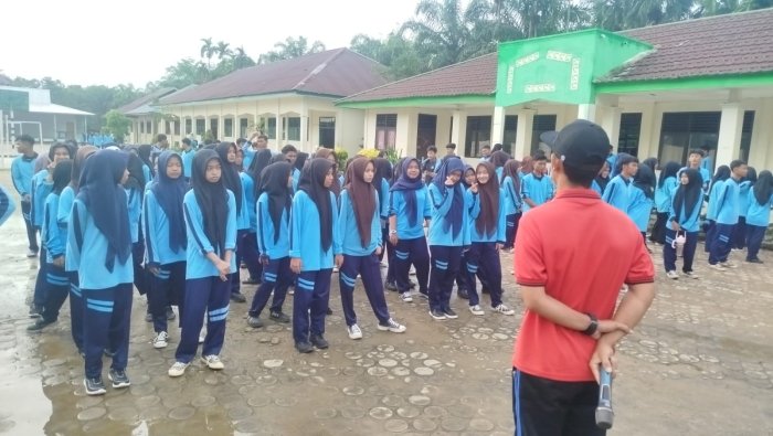 Semangat Jumat Sehat Warnai Jalan Santai MAN 1 Muaro Jambi