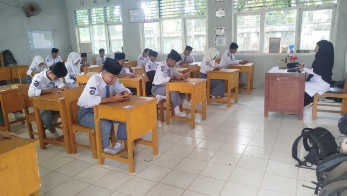 Kepala MAN 1 Muaro Jambi Pantau Langsung Jalannya Asesmen