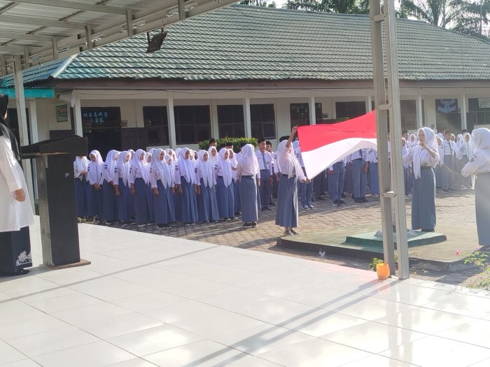 Upacara Bendera Senin di MAN 1 Muaro Jambi, Pembina Ingatkan Siswa untuk Tidak Terprovokasi Demo