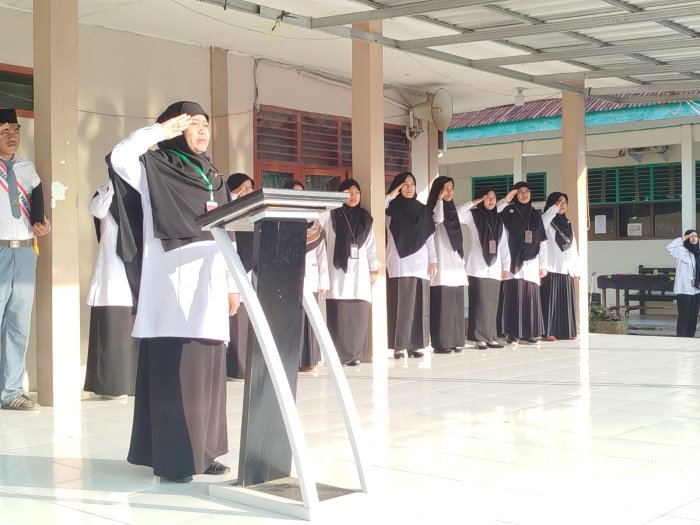 Pembina Upacara Ajak Peserta Didik Menjadi Siswa Hebat Berkarakter, Disiplin, dan Berprestasi Pembina Upacara Ajak Peserta Didik Menjadi Siswa Hebat Berkarakter, Disiplin, dan Berprestasi