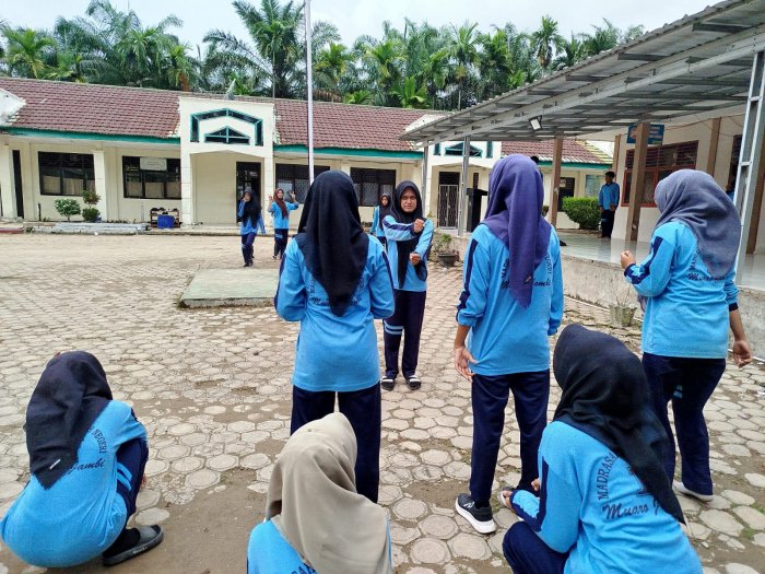 Siswa Kelas XI A MAN 1 Muaro Jambi Latihan Intensif Jelang Bertugas sebagai Petugas Upacara
