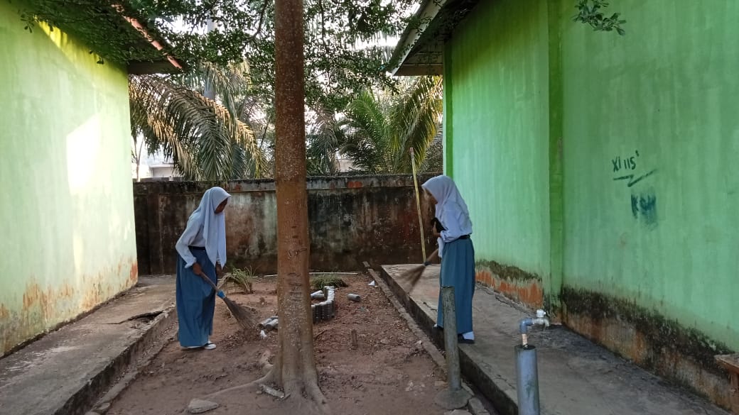 Siswa Kelas X4 Laksanakan Piket Kelas Sebelum Bel Pelajaran dan Setelah Pulang Sekolah