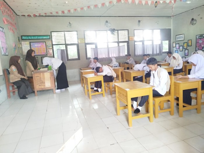 Pengurus OSIM MAN 1 Muaro Jambi Dampingi Siswa Baru, Wujudkan MATAMUDA yang Ramah, Edukatif, dan Bebas Perundungan Pengurus OSIM MAN 1 Muaro Jambi Dampingi Siswa Baru, Wujudkan MATAMUDA yang Ramah, Edukatif, dan Bebas Perundungan