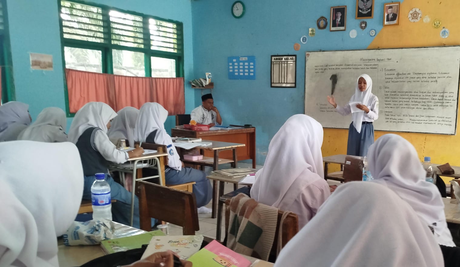 Siswa Kelas XII A dan B Asyik Berpuisi dalam Ujian Praktik Bahasa Indonesia