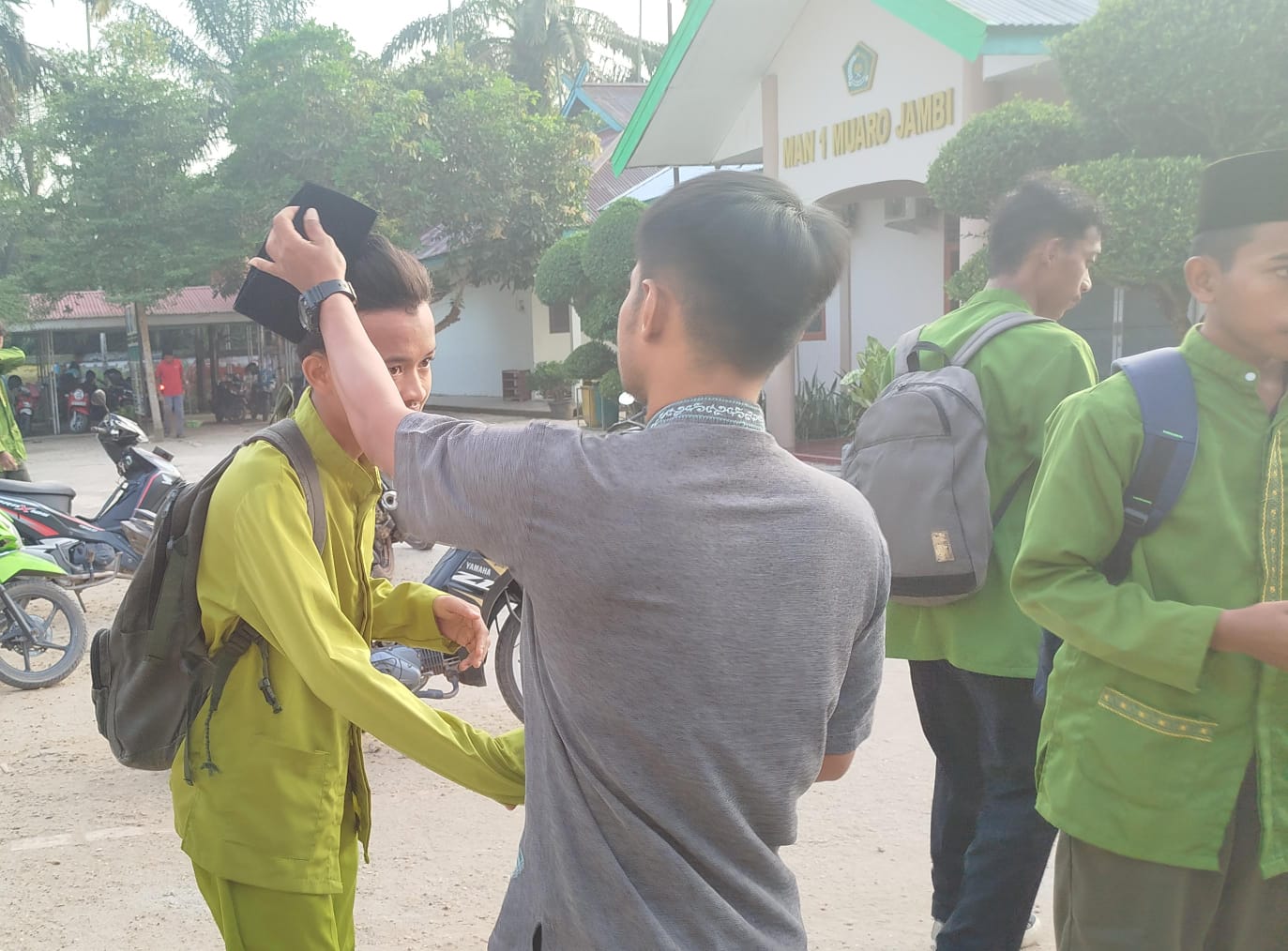 Guru Piket Sambut Kadatangan Siswa dengan Senyum, Sapa dan Salam