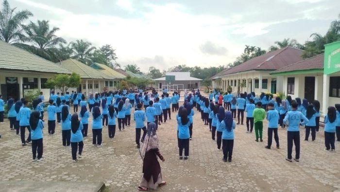 Senam Sehat Bangun Semangat Siswa MAN 1 Muaro Jambi Senam Sehat Bangun Semangat Siswa MAN 1 Muaro Jambi