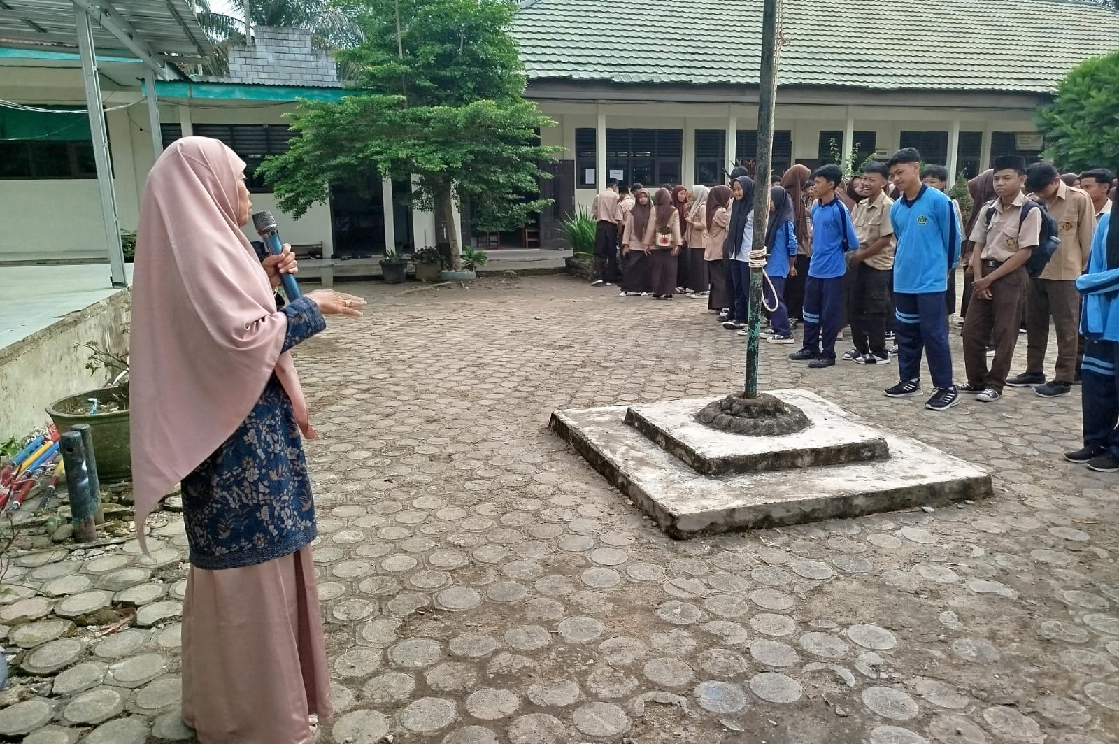 Wakil Kepala Madrasah Ingatkan Kegiatan Jumat Pagi Wakil Kepala Madrasah Ingatkan Kegiatan Jumat Pagi