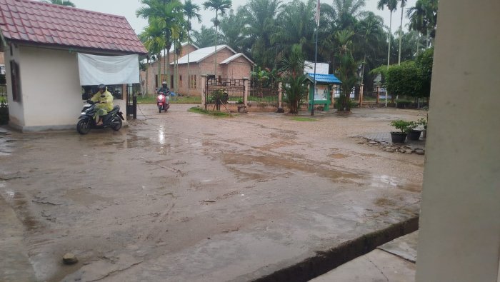 Hujan Pagi Tak Surutkan Semangat Guru MAN 1 Muaro Jambi Jalankan Tugas