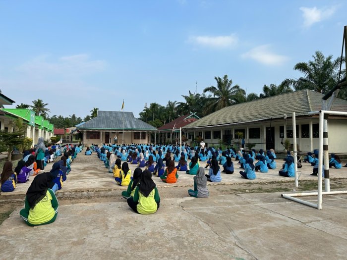 MAN 1 Muaro Jambi Awali Jumat dengan Senam, Siswa Tampil Bugar dan Semangat MAN 1 Muaro Jambi Awali Jumat dengan Senam, Siswa Tampil Bugar dan Semangat