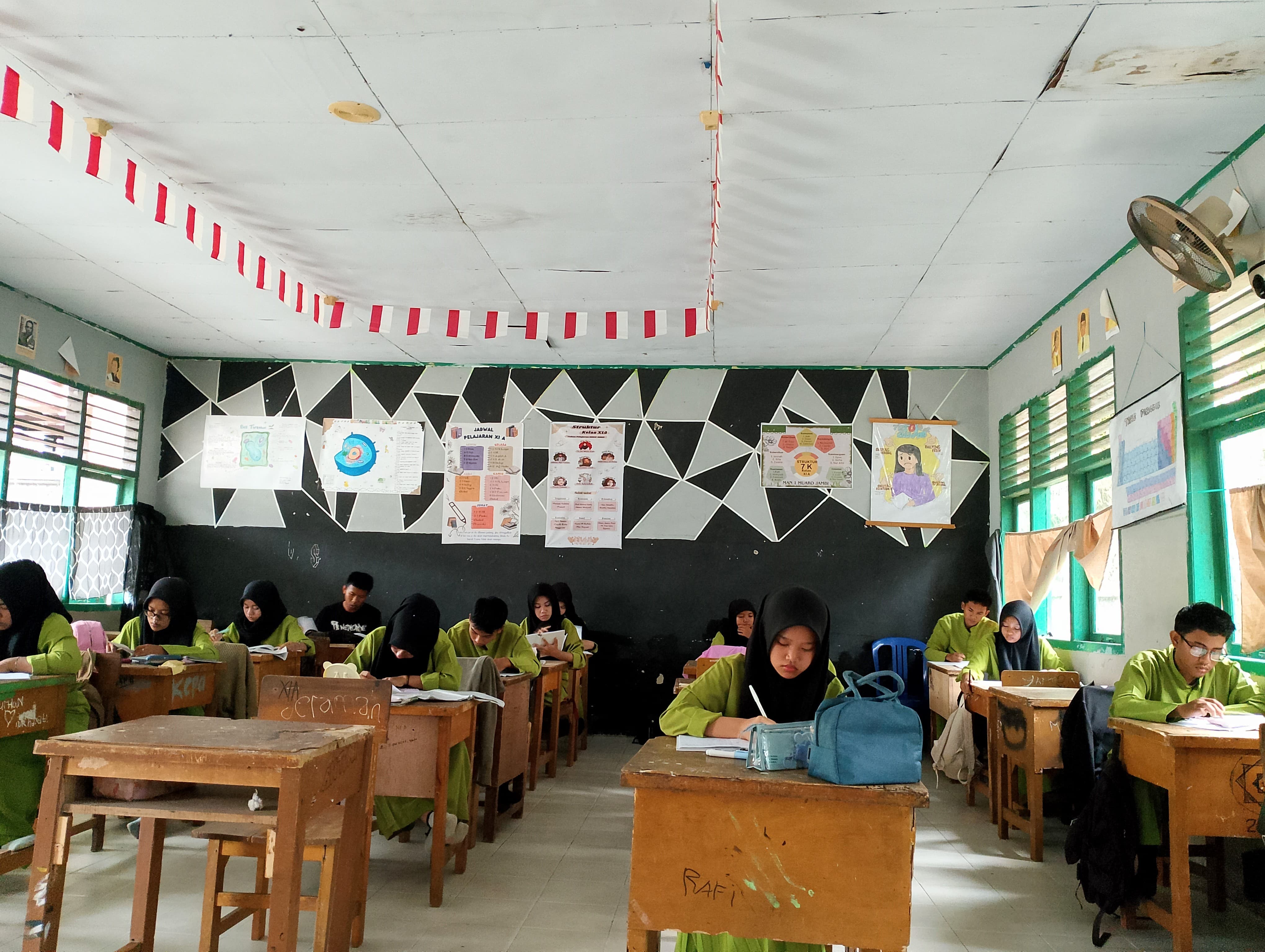 Hujan Menyelimuti MAN 1 Muaro Jambi Tidak Menyurutkan Siswa untuk Belajar