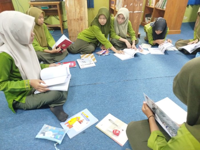Belajar Bersama di Perpustakaan, Siswa XII A MAN 1 Muaro Jambi Manfaatkan Pustaka untuk Tingkatkan Prestasi Matematika Belajar Bersama di Perpustakaan, Siswa XII A MAN 1 Muaro Jambi Manfaatkan Pustaka untuk Tingkatkan Prestasi Matematika