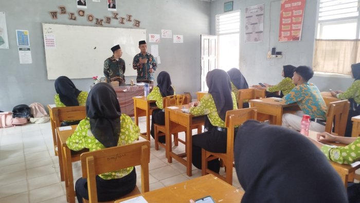 Pengawas Madrasah  MAN 1 Muaro Jambi Monitoring Pelaksanaan Ujian Madrasah