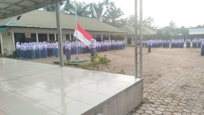 Siswa Kelas X A MAN 1 Muaro Jambi Siap Gelar Upacara Hari Kesaktian Pancasila