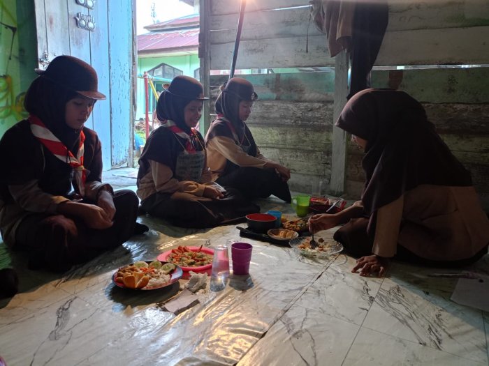 Makan Bersama Pererat Persaudaraan di Perkemahan Pramuka Makan Bersama Pererat Persaudaraan di Perkemahan Pramuka