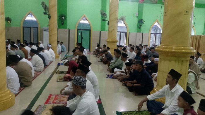 Suasana Khidmat Salat Idul Fitri, Guru MAN 1 Muaro Jambi Berbaur dengan Warga