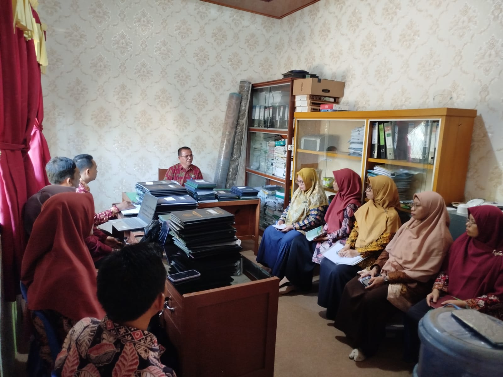 Kepala Madrasah Mengajak Rapat para Wali Kelas Kepala Madrasah Mengajak Rapat para Wali Kelas