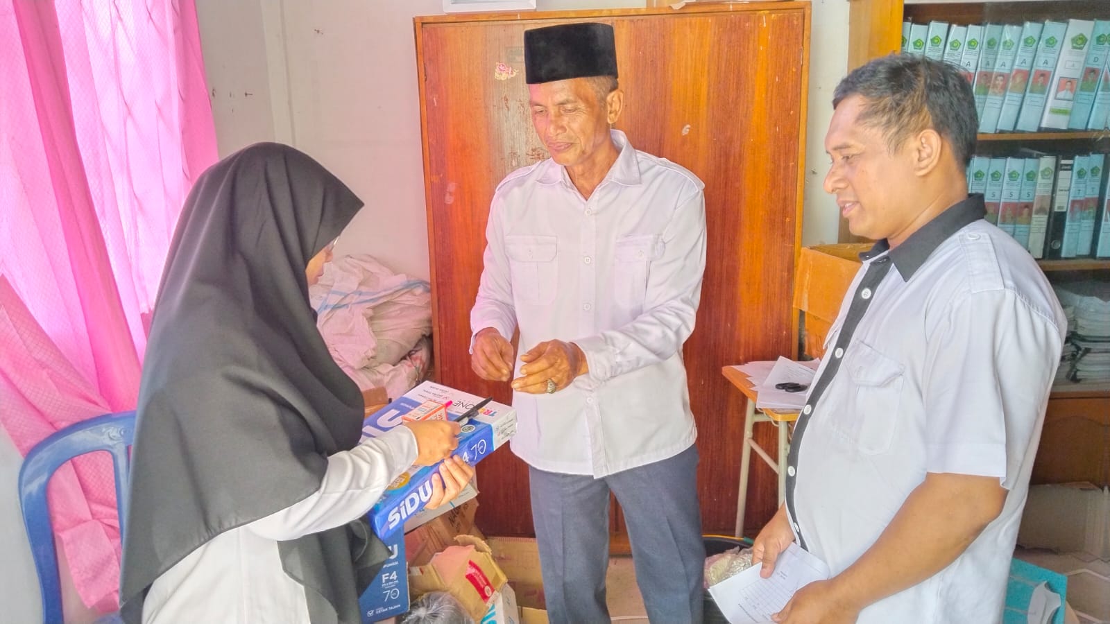 Bagikan ATK Untuk Guru Dukung Kegiatan Belajar Mengajar