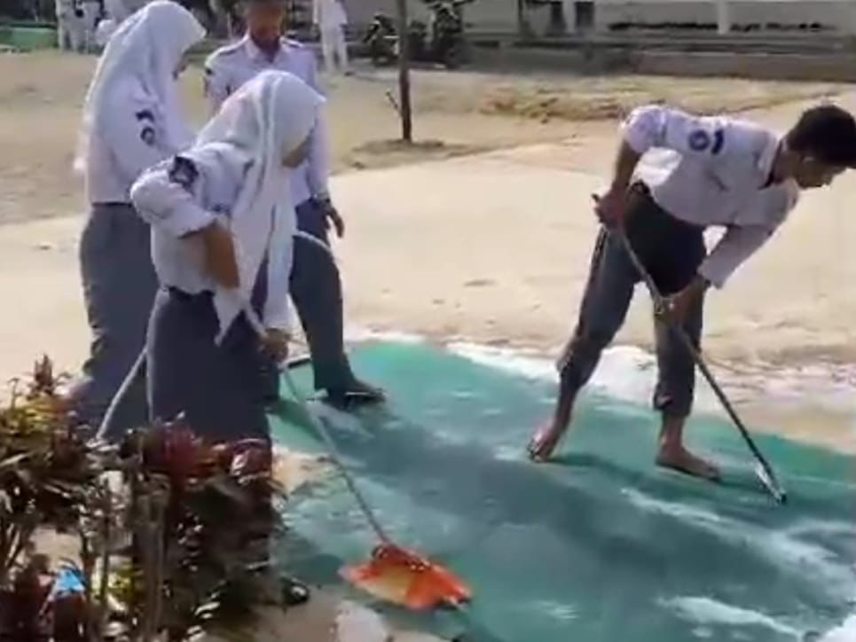 Kelas XIC Bersemangat mendekor kelas