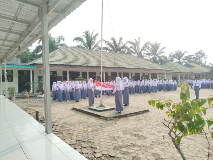 Disiplin dan Kepedulian Jadi Pesan Utama Upacara Bendera di MAN 1 Muaro Jambi Disiplin dan Kepedulian Jadi Pesan Utama Upacara Bendera di MAN 1 Muaro Jambi