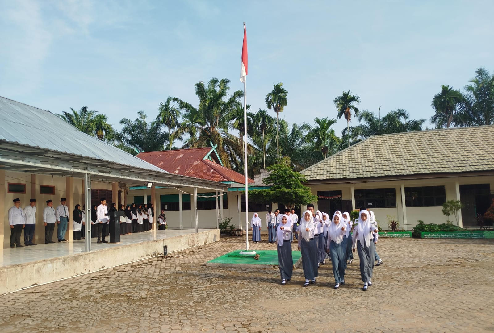 Ekskul Paskibra MAN 1 Muaroo Jambi Aktif dalam Upacara Bendera