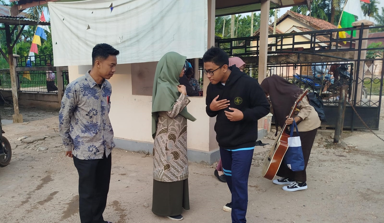 Mengawali KBM Semester Genap Aktivitas Guru Piket Sambut Siswa di Gerbang Sekolah