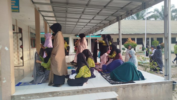 Disiplin Meningkat, Siswa MAN 1 Muaro Jambi Serentak Laksanakan Salat Dhuha Sebelum KBM