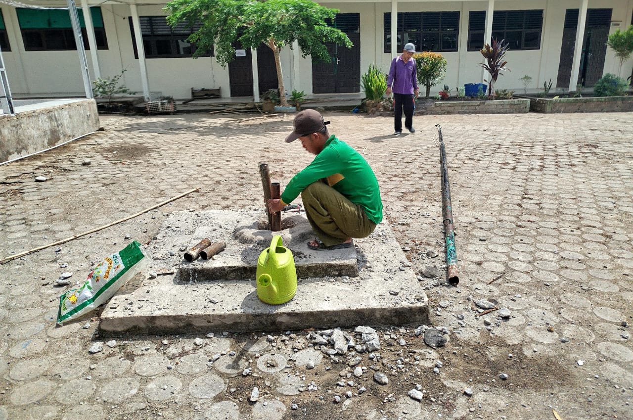 Wakil Kepala Bidang Sapras Perbaiki Tiang Bendera Utama