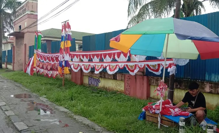 Pembina OSIM Berkoordinasi dengan Para Ketua Kelas Terkait Pemasangan Umbul-umbul