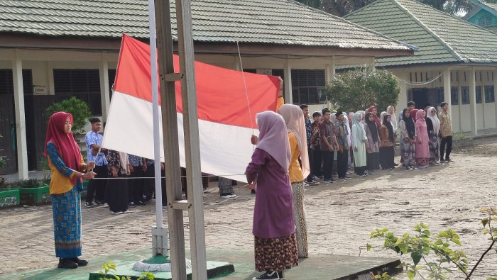 Kelas XII B Gelar Latihan Petugas Upacara Dipandu Wali Kelas