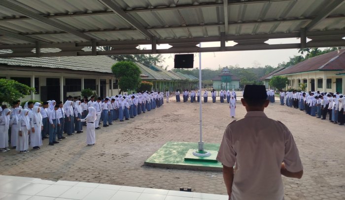 MAN 1 Muaro Jambi Terima Meja Kursi Baru untuk Dukung Proses Belajar